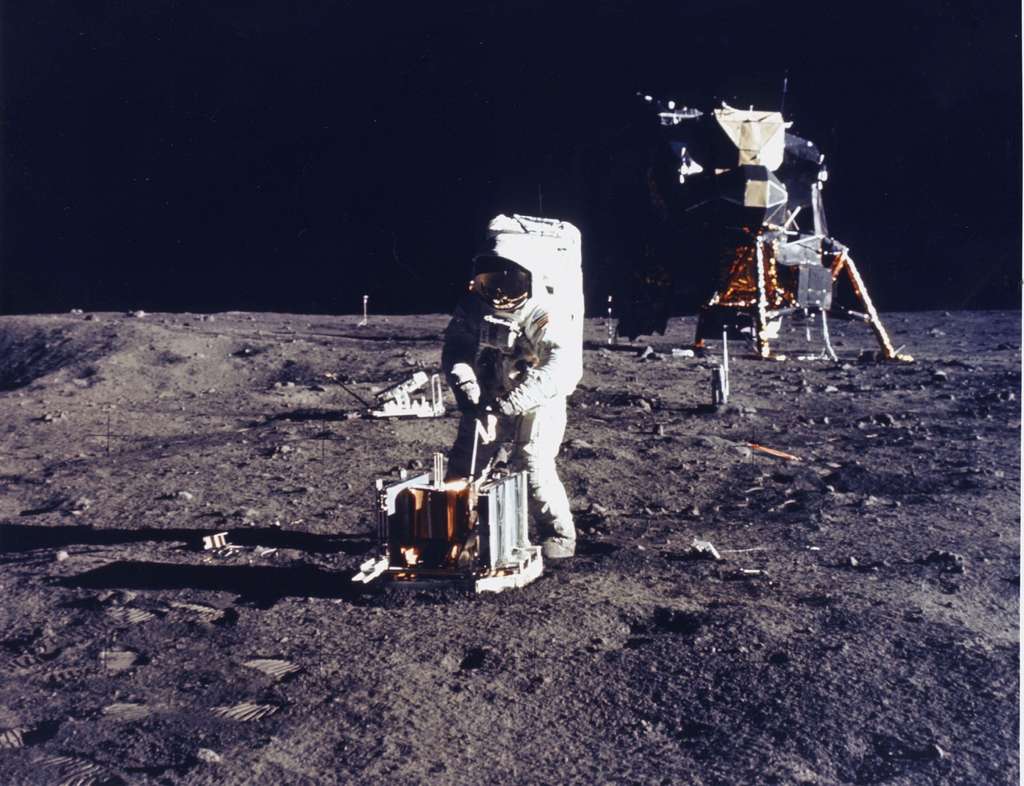 Le premier sismométrie lunaire Le premier sismométrie lunaire