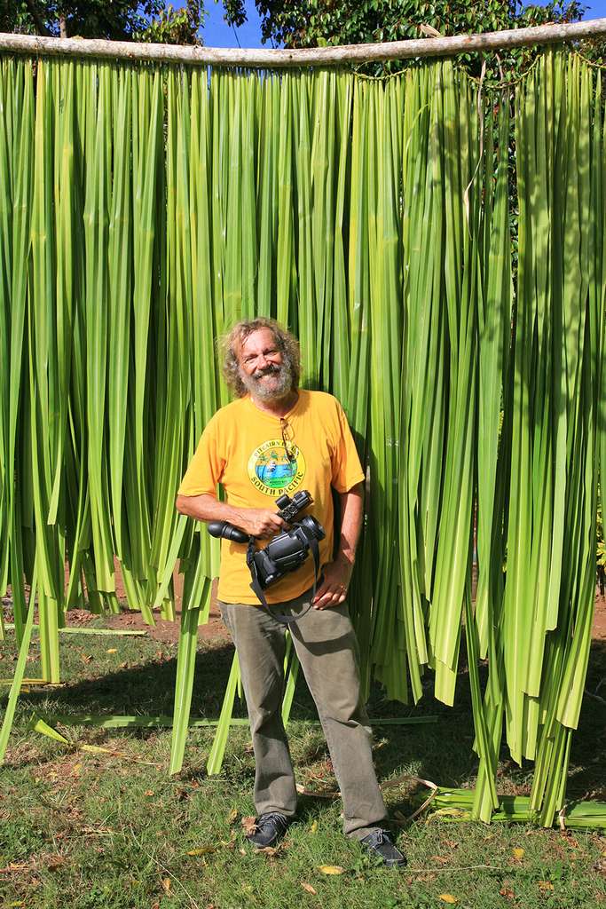 Antoine devant des feuilles de pandanus en train de sécher Antoine devant des feuilles de pandanus en train de sécher