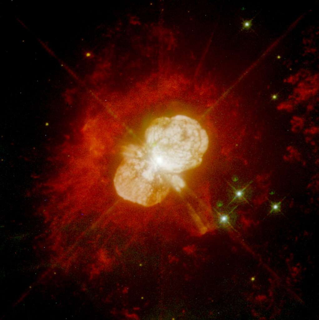 Le système stellaire Eta Carinae se trouve derrière le dense nuage de matière constitué par la nébuleuse de l'Homoncule. © Nasa, ESA