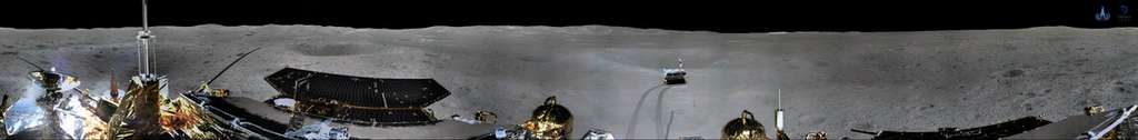 Panorama de la face cachée de la Lune réalisé par le rover de la mission Chang'e 4. Il se trouve dans le cratère Von Kármán où il a atterri. © Xinhua/China National Space Administration (CNSA) Panorama de la face cachée de la Lune réalisé par le rover de la mission Chang'e 4. Il se trouve dans le cratère Von Kármán où il a atterri. © Xinhua/China National Space Administration (CNSA)