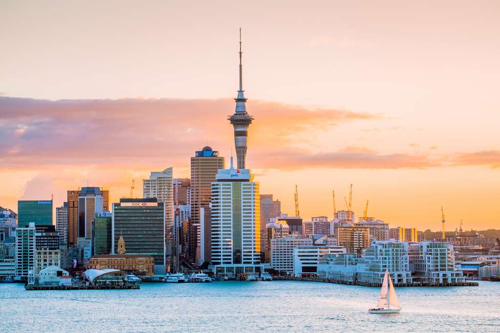 Auckland, la plus grande ville de la Nouvelle-Zélande, va devoir faire face à une élévation du niveau de la mer deux fois plus rapide que prévue. © Klanarong Chitmung, Adobe Stock