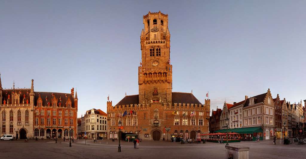 Le Beffroi de Bruges, hauteur 83 m légèrement incliné vers la gauche (d'1,19 m) depuis plus de quatre siècles. © Steve & Jem Copley - CC BY-SA 2.0