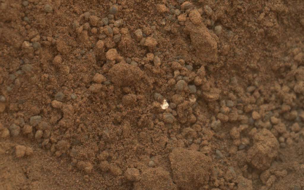 Un objet brillant dans le sol martien Un objet brillant dans le sol martien