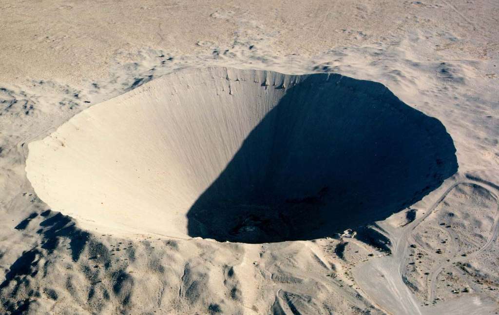 Un essai nucléaire conduit au Nevada en 1962 a déplacé quelque 12 millions de tonnes de sable et a ainsi donné naissance au plus grand cratère d’origine humaine que porte notre Planète. © Gouvernement fédéral des États-Unis, Wikipedia, Domaine public