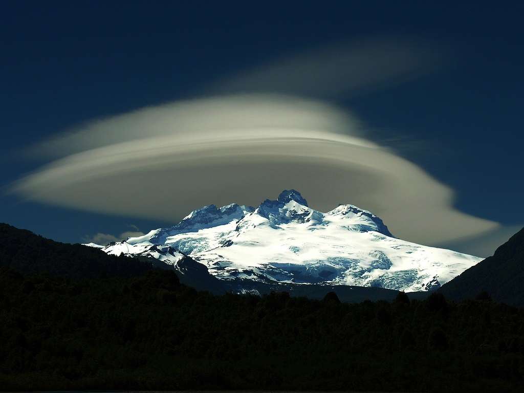Les nuages lenticulaires s’observent souvent près de reliefs comme ici en Argentine près du volcan Cerro Tronador. © xxxx – Tronador, Wikimedia Commons, CC by-sa 2.0