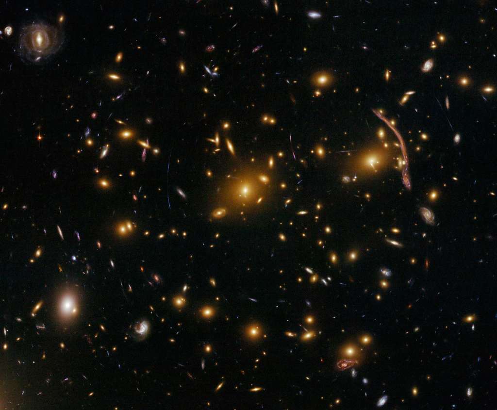 L'amas de galaxies Abell 370 est responsable d'un fort effet de lentille gravitationnelle produisant des images de galaxies en forme d'arcs. Le même effet de lentille a été utilisé avec l'amas MACS J1149.5+2223. © Nasa, Esa, the Hubble SM4 ERO Team and ST-ECF