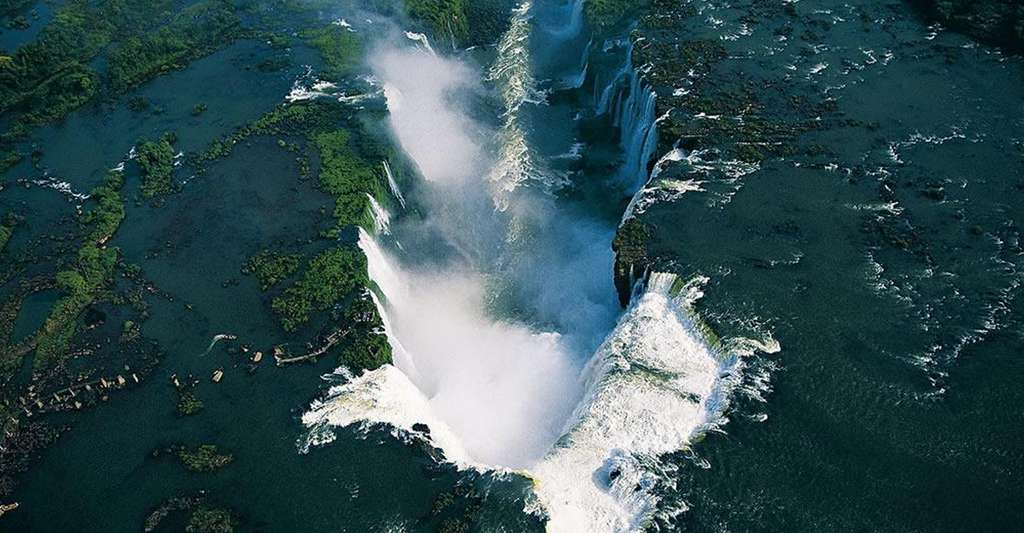 Chutes d’eau d’Iguazú, province de Misiones, Argentine et Brésil (25°42’ S - 54°26’ O). Aux confins de l’Argentine et du Brésil, les chutes d’Iguazú, hautes de 70 m, dessinent un demi-cercle de 2.700 m de long admiré par 1,5 million de touristes chaque année. Du côté argentin, elles sont intégrées au Parc national d’Iguazú qui a été inscrit sur la Liste du patrimoine mondial de l’Unesco en 1984. Ce parc concentre 44 % des espèces animales du pays et constitue l’un des vestiges les mieux préservés de la forêt atlantique sud-américaine. © Yann Arthus-Bertrand - Tous droits réservés