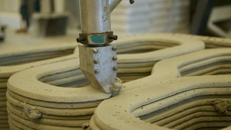 Le bras robotisé dépose des couches successives de ciment spécial à prise rapide. © 3dprintedhouse