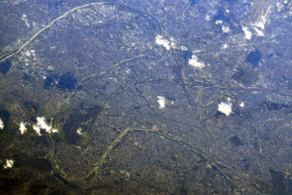 Photographie de Paris. On distingue certains lieux emblématiques en bord de Seine : le jardin des Tuileries, le Champ de Mars… © ESA, Nasa, Matthias Maurer