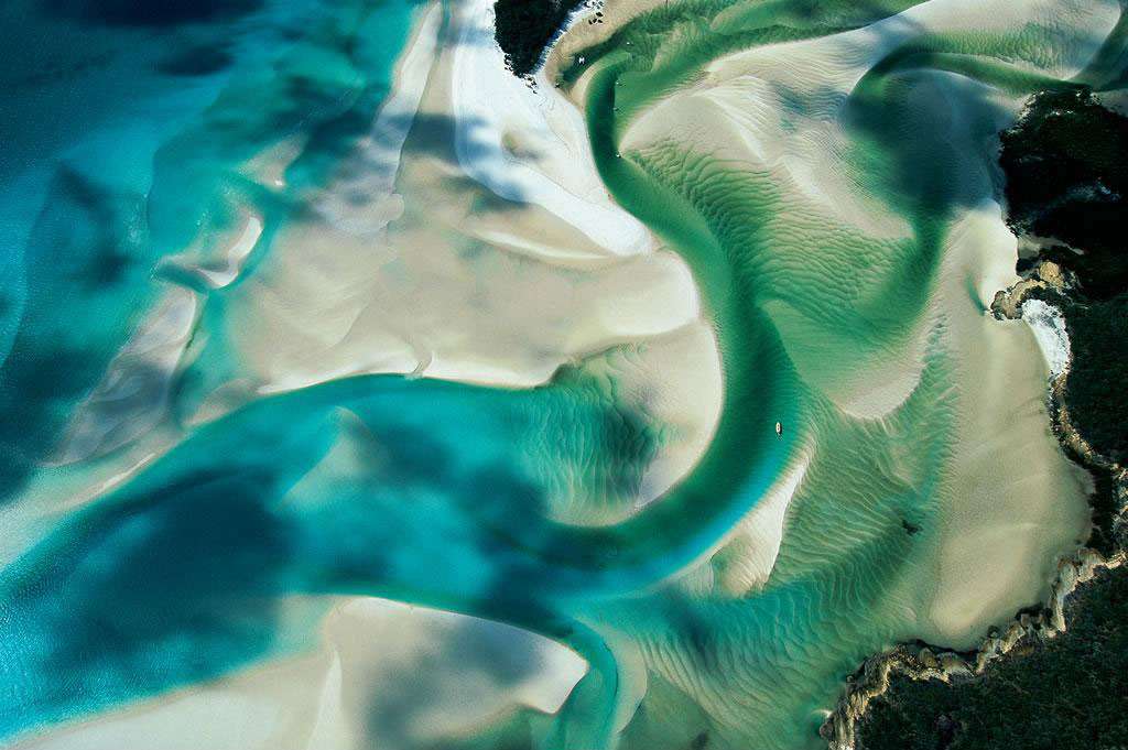 Banc de sable sur le littoral de l’île de Whitsunday, Queensland, Australie (20°15’ S - 149°01’ E). D’innombrables îlots coralliens et îles continentales parsèment l’étroit corridor qui sépare le Queensland, dans le nord-est de l’Australie, de la Grande Barrière de corail, située à quelque 30 km au large des côtes. © Yann Arthus-Bertrand - Tous droits réservés