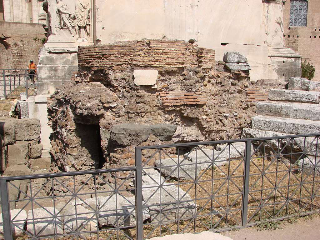 L'Umbilicus Urbis Romae, qui est supposé représenter le centre de la ville de Rome, aurait été le lieu sacré permettant le passage des âmes des morts le 24 août. © Karlheinz Meyer, Wikimedia Commons, CC by-sa 3.0