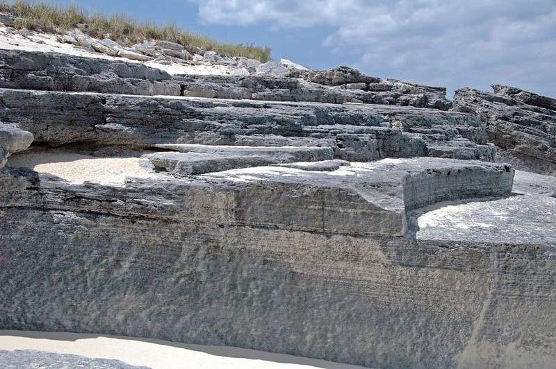 Calcarénite, roche carbonatée dont les sédiments d’origine sont des sables calcaires. © James St. John, Flickr