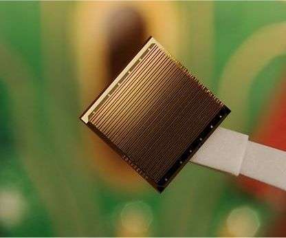 Sur une puce de quelques millimètres, Intel parvient à graver des dizaines de lasers. Crédits : Intel