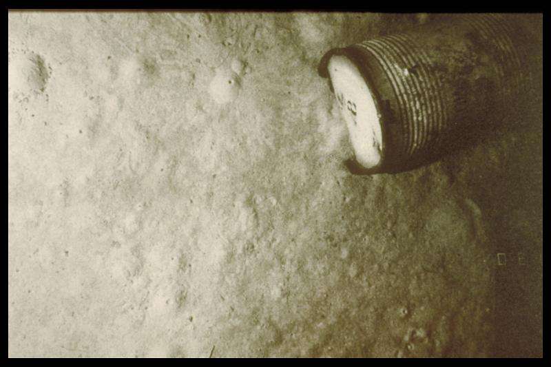 Image prise en 1984 d'un fût de déchet radioactif posé au fond de l'océan Atlantique. © Ifremer, 1984, CC by-sa 4.0