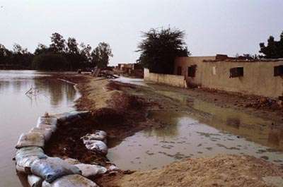 Le village de Donaye au nord du Sénégal, dévasté par les eaux lors de l'inondation d'octobre 99. Les villageois ont pu contenir la crue avec des sacs de sables pendant 3 semaines, puis ils ont du être évacués. © IRD / Michel DUKHAN, 1999
