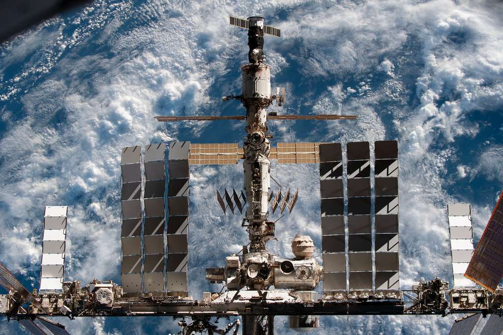 Le segment russe de la Station spatiale internationale. Notez le cargo Progress amarré au module Zvezda qui a notamment pour fonction de rehausser l'orbite de l'ISS, voire de corriger sa trajectoire pour éviter des débris par exemple. © Nasa 