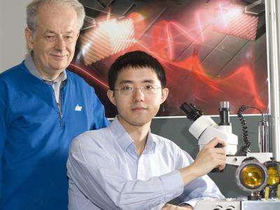 A gauche, Federico Capasso, à droite Nanfang Yu de l'université de Harvard. Credit : Eliza Grinnell, Harvard School of Engineering and Applied Sciences