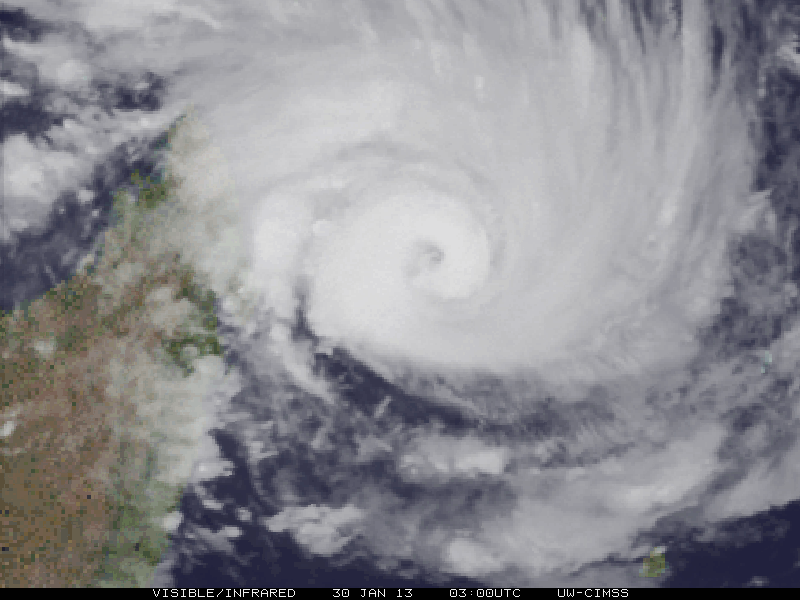 Cliquez sur l’image pour voir l’animation du cyclone Felleng longeant la côte de Madagascar. Les images proviennent du satellite Meteosat 7, CIMSS. Elles ont été prises le 30 janvier 2013 entre 5 h 00 du matin et 9 h 30 du matin en France. © CIMSS