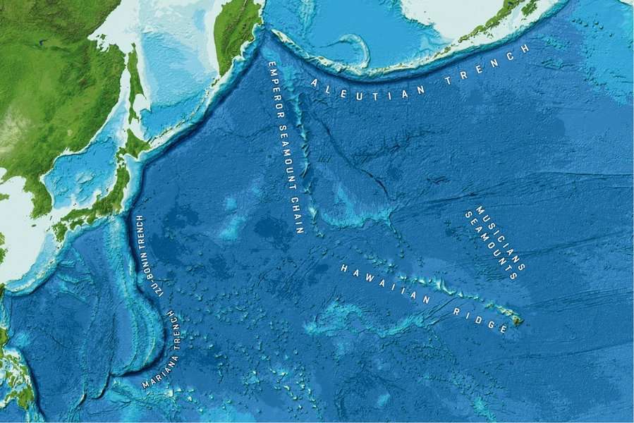 Le tracé de la chaîne Hawaï-Empereur est clairement visible sur cette carte bathymétrique, ainsi que la zone de subduction marquant la bordure ouest de la plaque Pacifique, Izu-Bonin-Mariannes. © Gebco, www.gebco.net, annotations de John O’Connor, fau.eu