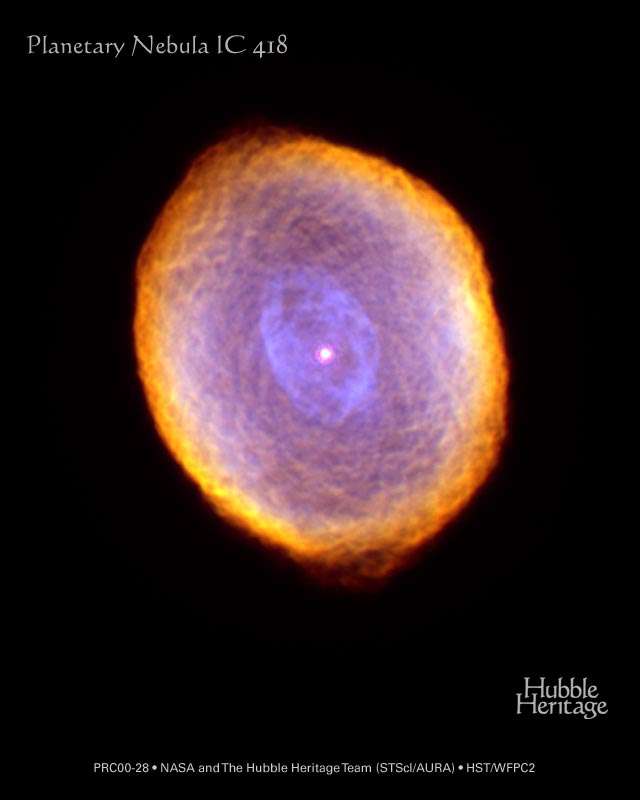 IC 418, encore appelée la nébuleuse du Spirographe, est une nébuleuse planétaire. Elle contient, en son centre, une naine blanche dont l'intense rayonnement ultraviolet provoque l'émission des gaz de la nébuleuse, autrefois émis par l'étoile lorsqu'elle était une géante rouge. © Nasa, The Hubble Heritage Team (STSCI/Aura)