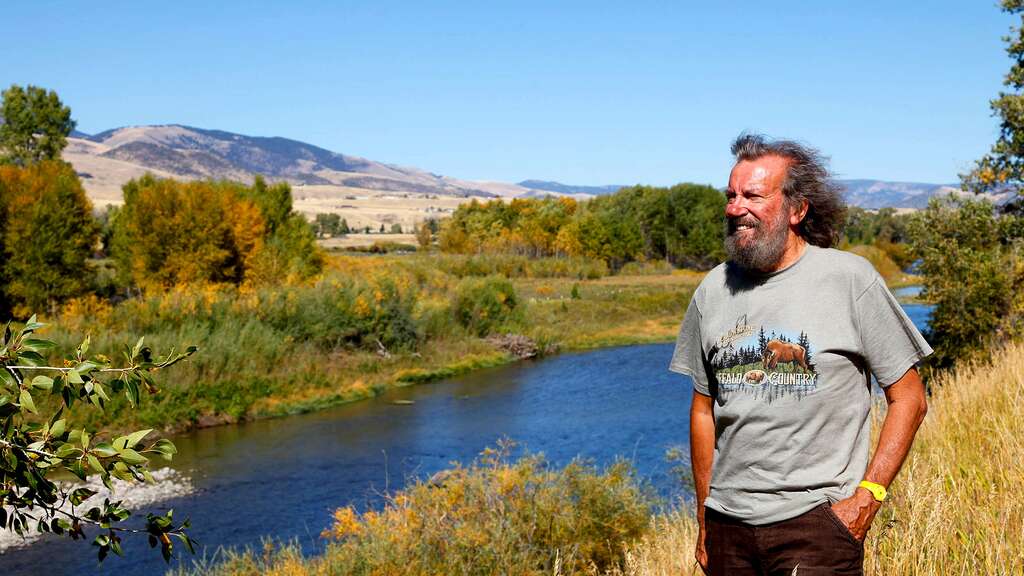 Antoine, heureux devant la rivière Yellowstone Antoine, heureux devant la rivière Yellowstone