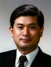 Hwang Woo-suk, un usurpateur ? C'est en tous cas l'avis du comité d'experts de l'Université de Corée du Sud Pour sa part, il pense avoir été manipulé... (Crédits : Stanford University) Hwang Woo-suk, un usurpateur ? C'est en tous cas l'avis du comité d'experts de l'Université de Corée du Sud Pour sa part, il pense avoir été manipulé... (Crédits : Stanford University)