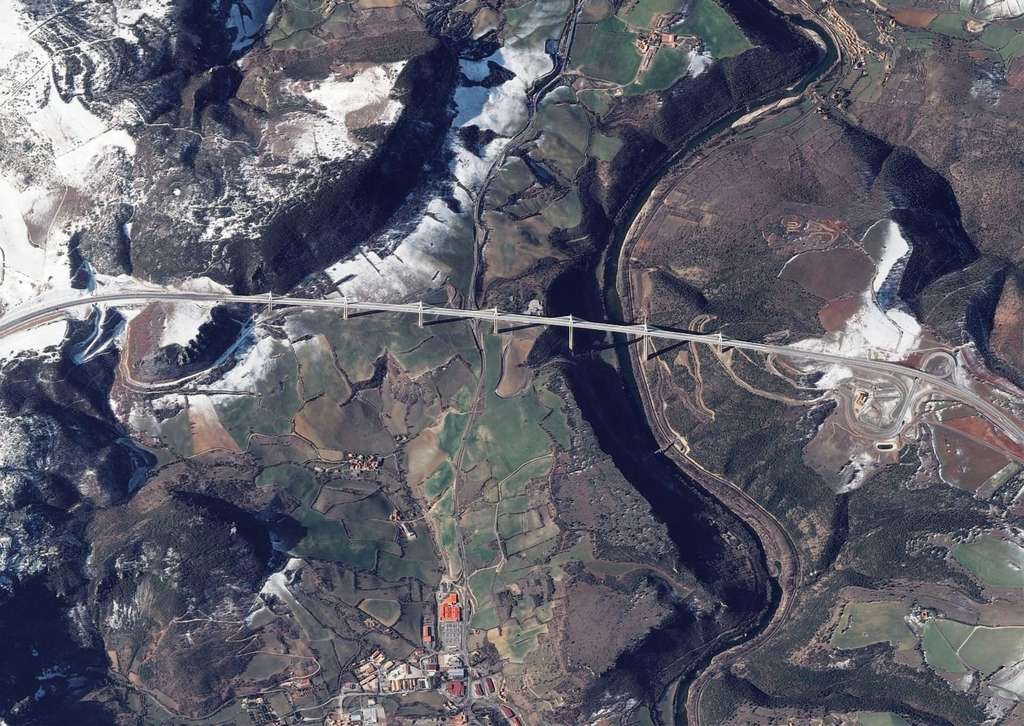 Le viaduc de Millau vu par le satellite Pléiades, successeur de Spot Le viaduc de Millau vu par le satellite Pléiades, successeur de Spot