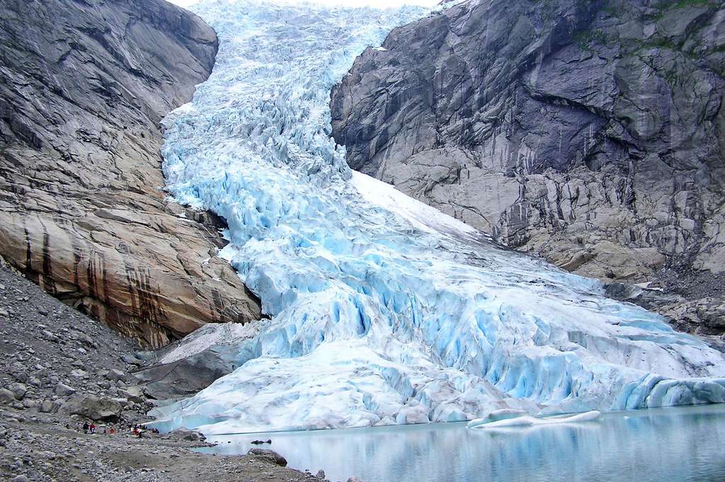 Le glacier de Briksdal et ses merveilleuses cascades Le glacier de Briksdal et ses merveilleuses cascades