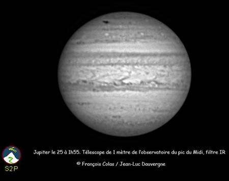 L'impact sur Jupiter (trace noire en haut du globe) a été photographié au télescope de 1 m du Pic du Midi le 25 juillet. Crédit F. Colas / J-L Dauvergne