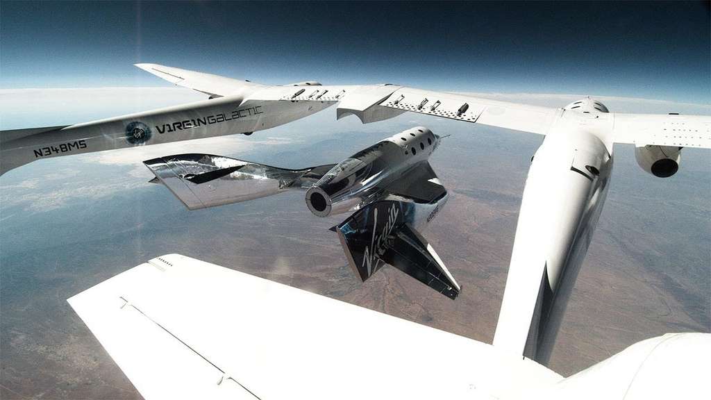 Le vaisseau VSS Unity transporté par deux avions massifs, avant de se propulser vers la frontière de l'espace lors du vol Unity 22. © Virgin Galactic