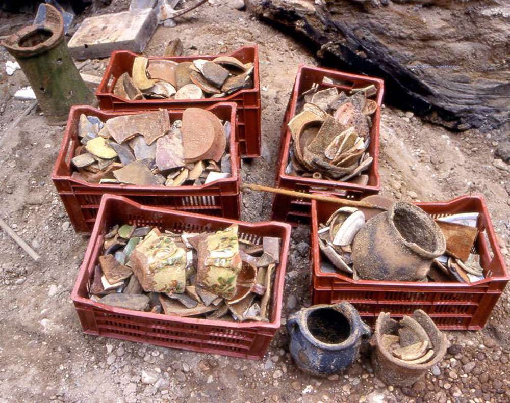Une moisson quotidienne pour les archéologues : les céramiques extraites des sables et des berges de la Saône. © Inrap