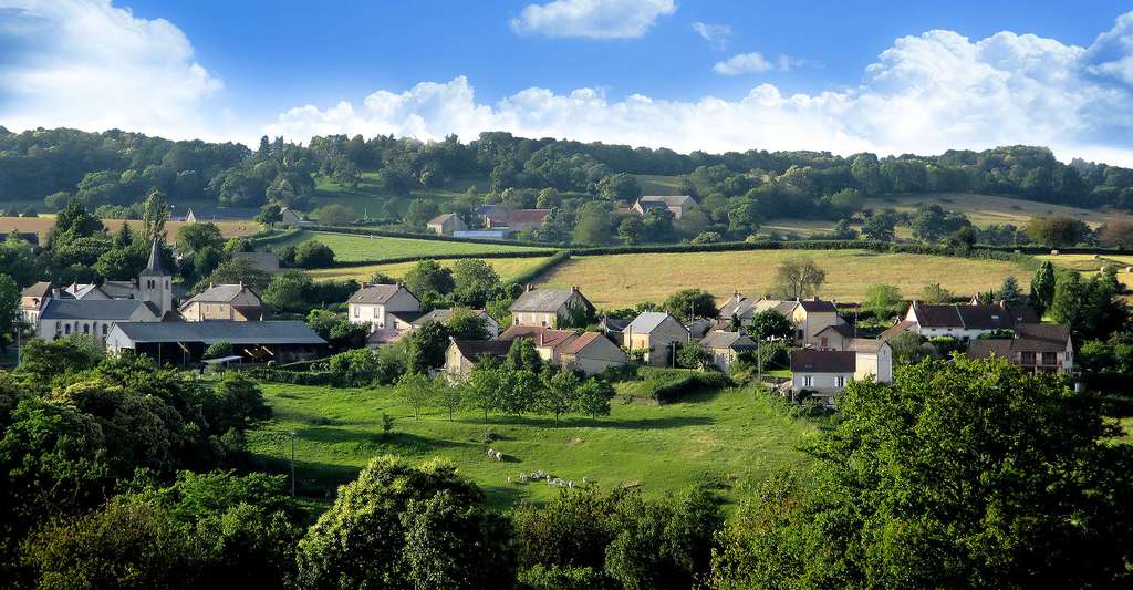 Vue générale du village de Poil (Nièvre, France). © Tyseria, Wikimedia commons, CC by-sa 3.0
