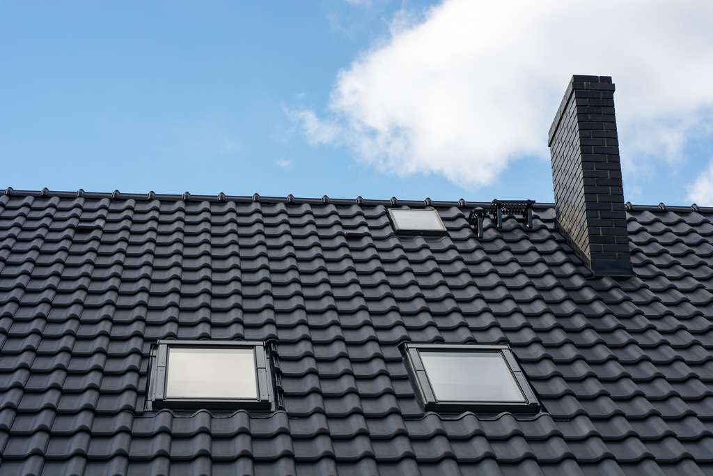 Distance à respecter entre la cheminée et fenêtre de toit © maciejr23, AdobeStock
