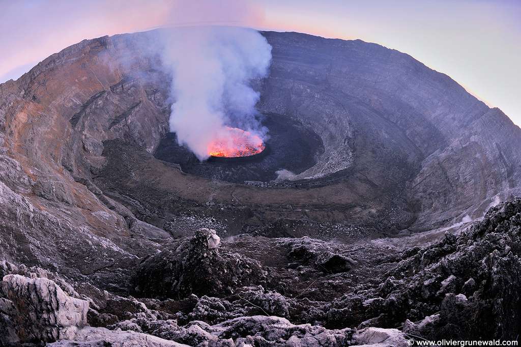 Le lac de lave du Nyiragongo dans son cratère multiple Le lac de lave du Nyiragongo dans son cratère multiple