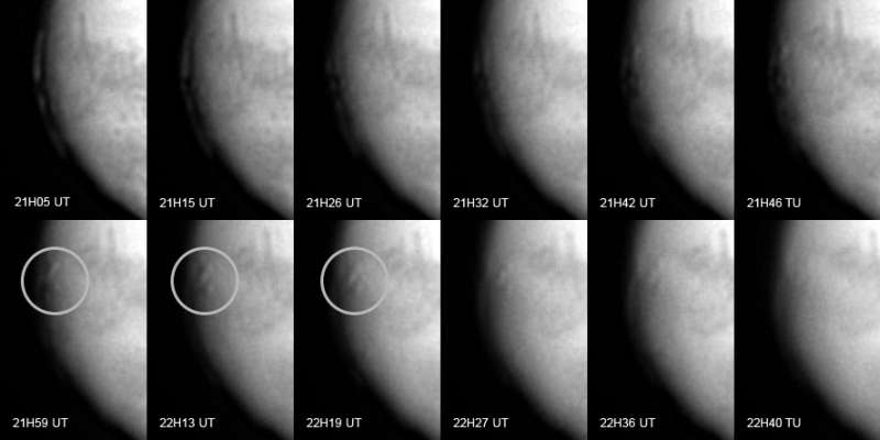 Évolution temporelle du système nuageux de 21 h 05 à 22 h 40 UT à travers un filtre vert sans surexposition du disque martien. À partir de 21 h 42 UT, les couches détachées sont clairement visibles devant le disque et projettent des ombres. © Emmanuel Beaudoin