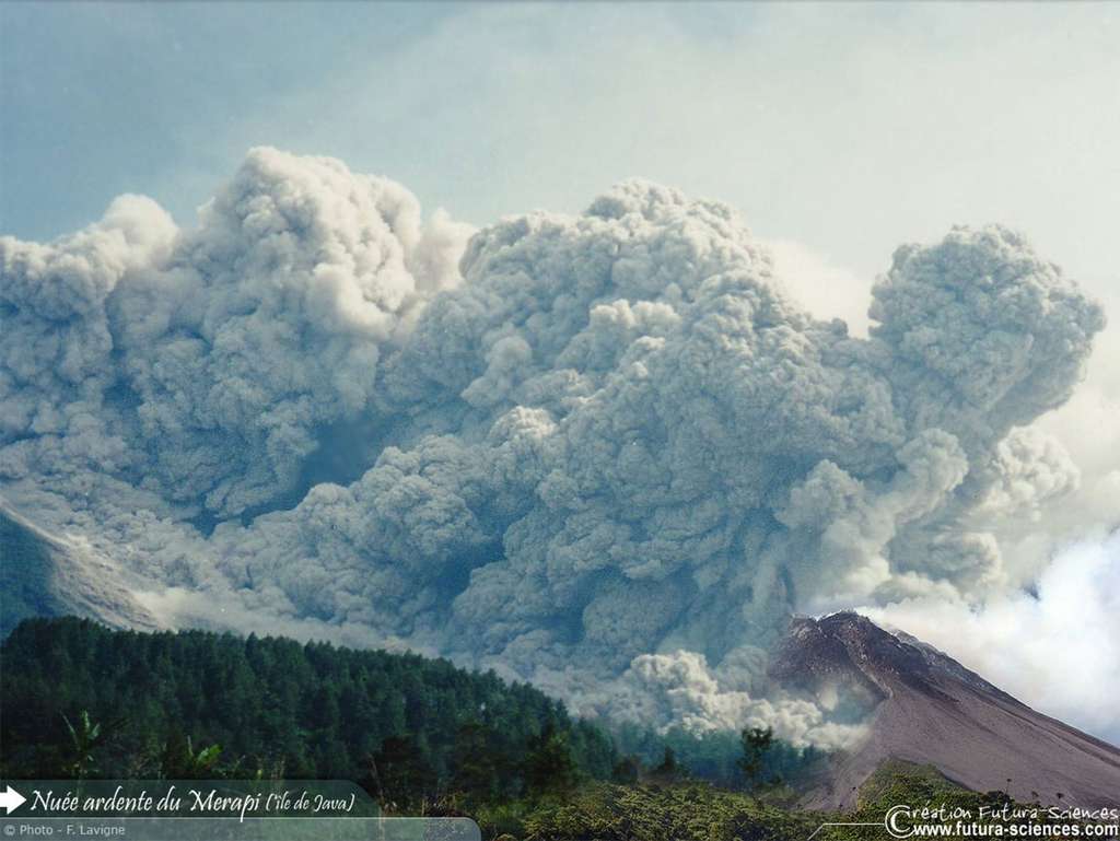 Exemple de nuée ardente sur Terre, lors de l'explosion du Merapi (Ile de java). © F. Lavigne