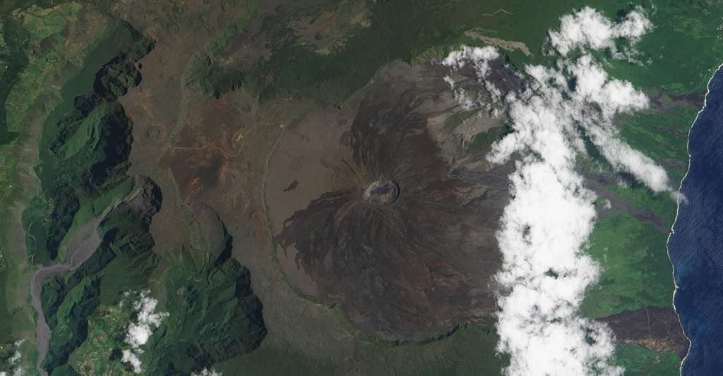 Le Piton de la Fournaise (île de La Réunion), ici, vu de l’espace, est l’un des plus actifs de la planète et l’un des volcans actifs de France. © Nasa, Wikipedia, Domaine Public