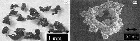 La taille moyenne des grains de poussière lunaire est de 19 microns (40% du diamètre d’un cheveu). A la fois légère, magnétique, très poreuse, dentelée, tranchante et allergène, elle est composée de SiO2 (44,72%) et Al2O3 (14,86%). Crédit Nasa/Apollo11/NSSDC et Université de Washington à Saint Louis La taille moyenne des grains de poussière lunaire est de 19 microns (40% du diamètre d’un cheveu). A la fois légère, magnétique, très poreuse, dentelée, tranchante et allergène, elle est composée de SiO2 (44,72%) et Al2O3 (14,86%). Crédit Nasa/Apollo11/NSSDC et Université de Washington à Saint Louis
