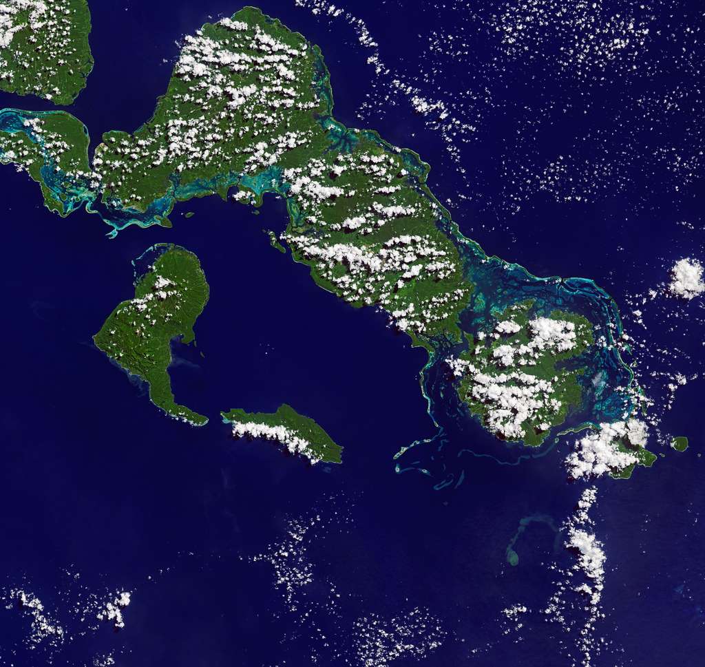 Vue satellite de la mer Salomon avec l'île de Vangunu Island. Le panache du volcan Kavachi est situé en bas à droite, juste au sud de la pointe de l'île. © Joshua Stevens, données Landsat de l'U.S. Geological Survey