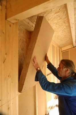 Panneau semi-rigide simple à poser en isolation de mur, adapté à la construction traditionnelle comme aux maisons à ossature bois. © Thermisol d’Isoroy