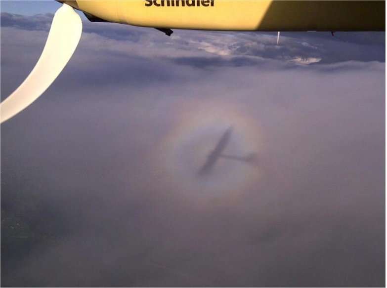 Lors d'un vol autour de Payerne, l'ombre du HB-SIA sur la couche nuageuse s'est entouré d'une « gloire », cette auréole aux couleurs d'arc-en-ciel. © Solar Impulse
