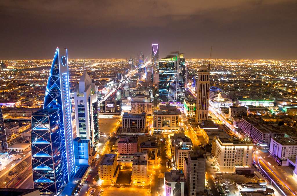  Un aménagement optimisé, des matériaux adaptés et davantage d'espaces verts en ville permettraient de protéger la santé des habitants et de limiter les décès liés à la chaleur. Ici, sur notre photo, la ville de Riyad en Arabie saoudite. © Phil Explos, Adobe Stock