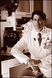 Jeffrey ROTHSTEIN dirige un centre de recherche sur la SLA à l'université Johns Hopkins aux Etats-Unis. Jeffrey ROTHSTEIN dirige un centre de recherche sur la SLA à l'université Johns Hopkins aux Etats-Unis.