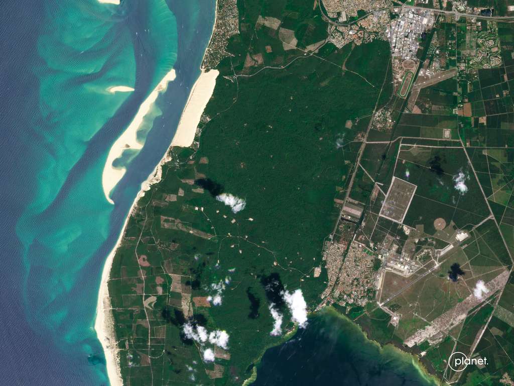 Cette image satellitaire a été acquise le 8 juillet et montre une belle journée d'été. Elle montre la célèbre dune du Pilat et la commune de La Teste-de-Buch. © 2022 Planet Labs PBC