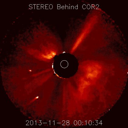 Sur ces images de la sonde Stereo A, la comète Ison s'approche du Soleil (dont la position est indiquée par le cercle blanc dessiné sur le disque central du coronographe COR2). L'éclat apparaissant ensuite en haut à droite est très différent, indiquant que la comète a mal vécu son passage à guère plus d’un million de kilomètres du Soleil. © Nasa