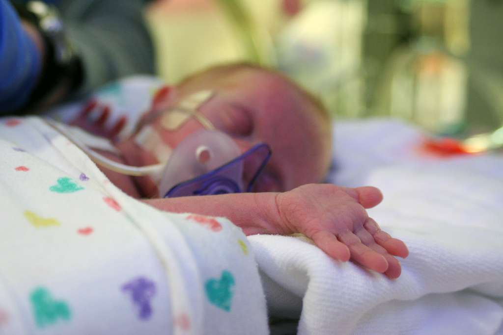 Les bébés prématurés sont plus fragiles aux infections que les autres. Le lait maternel leur apporte les anticorps nécessaires pour se défendre. © SarieHopkins, Flickr, cc by nc nd 2.0 