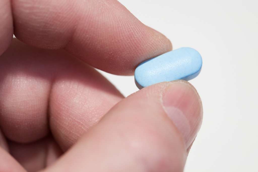 Les médicaments n'ont pas qu'une vie. Parfois, lors des essais cliniques, on s'aperçoit d'effets secondaires qui ouvrent de nouvelles perspectives pour une autre utilisation. C'est par exemple le cas de la célèbre pilule bleue, le Viagra. © Sirer, StockFreeImages.com
