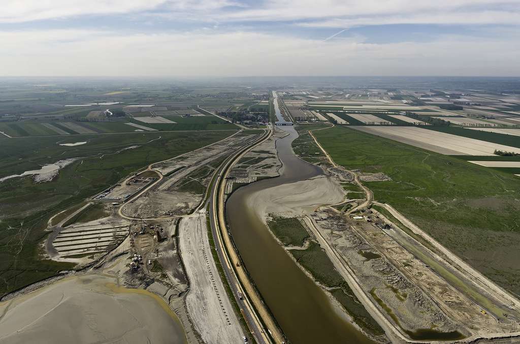 Vue aérienne des travaux dans la baie du Mont-Saint-Michel Vue aérienne des travaux dans la baie du Mont-Saint-Michel