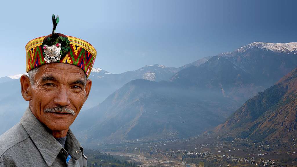 Autochtone devant les montagnes de Kullu, en Inde Autochtone devant les montagnes de Kullu, en Inde
