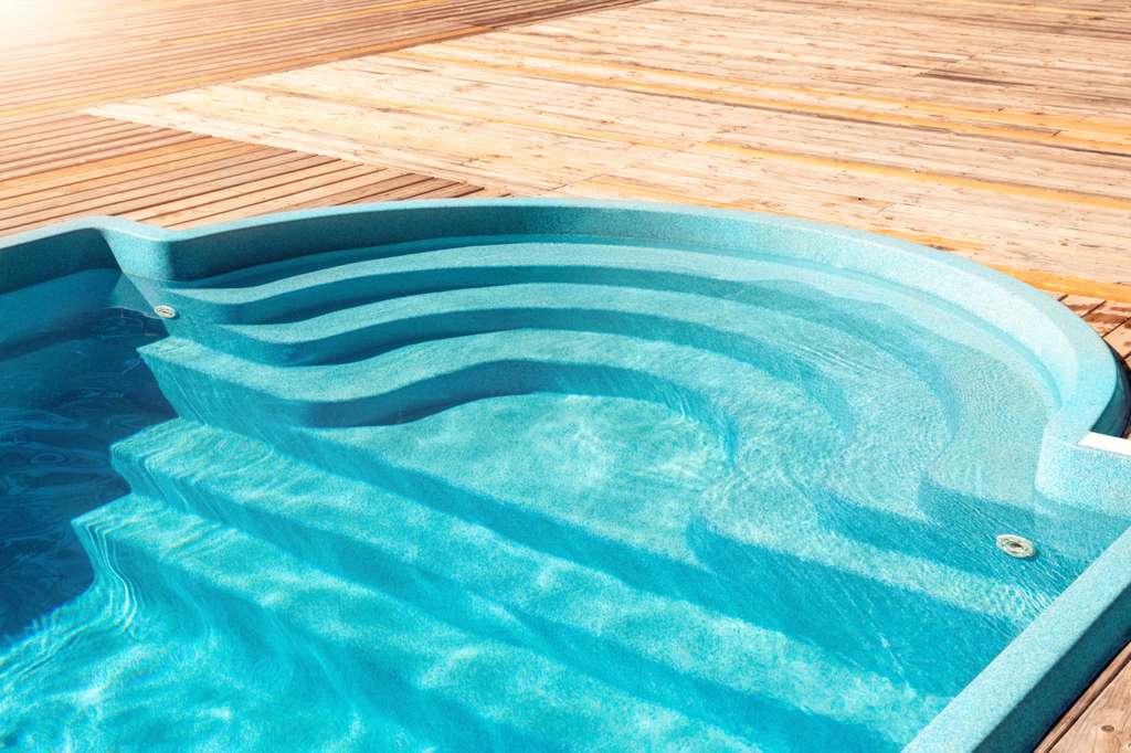 Les piscines avec monocoque en polyester sont une excellente alternative aux piscines creusées car moins onéreuses. © Kirill Gorlov, Adobe Stock.